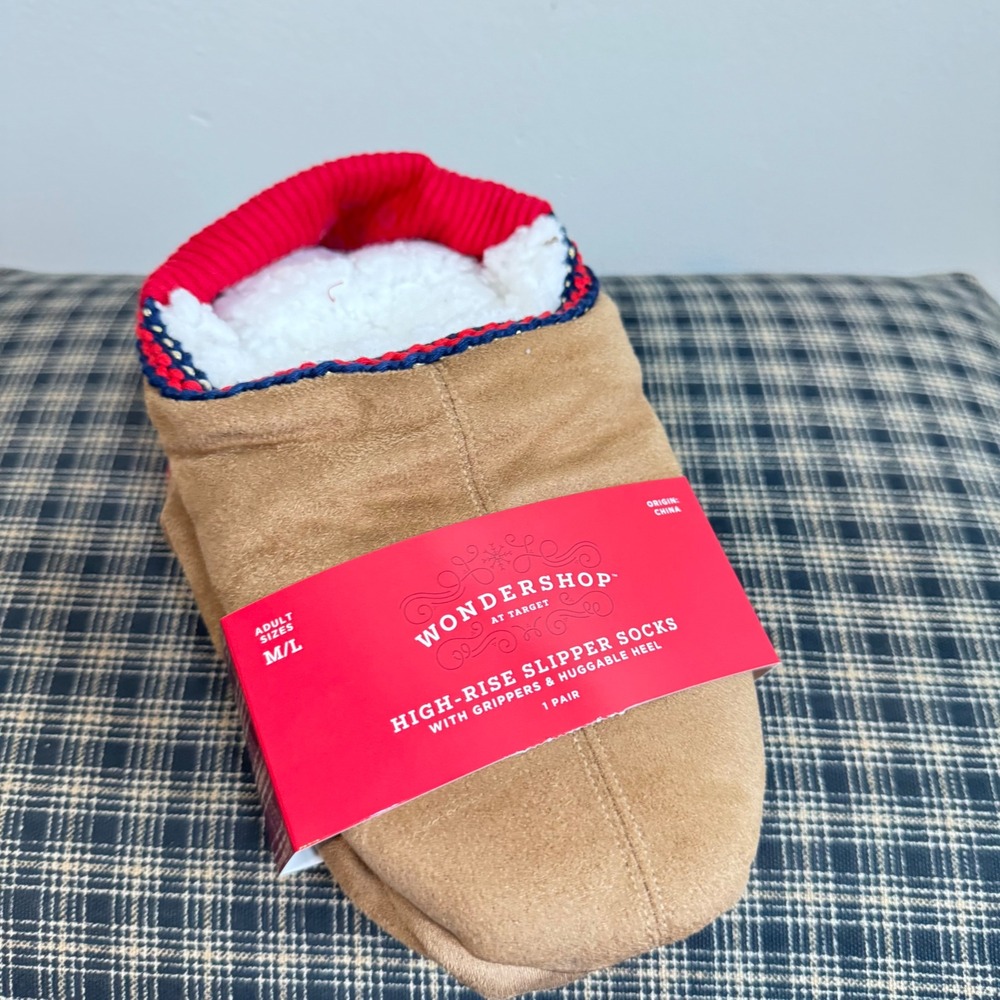 NWT Wondershop High-Rise Slipper Socks Huggable Heel Size M/L Tan Red